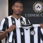 David Alaba poseert tijdens zijn officiële voorstelling bij Udinese in het clubshirt.