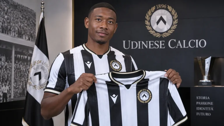 David Alaba poseert tijdens zijn officiële voorstelling bij Udinese in het clubshirt.