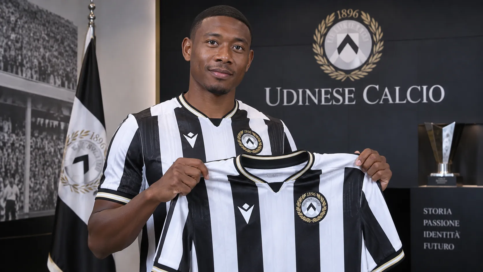 David Alaba poseert tijdens zijn officiële voorstelling bij Udinese in het clubshirt.