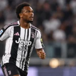 Loïs Openda in het zwart-witte shirt van Juventus tijdens een wedstrijd.