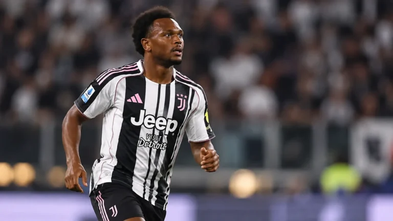 Loïs Openda in het zwart-witte shirt van Juventus tijdens een wedstrijd.