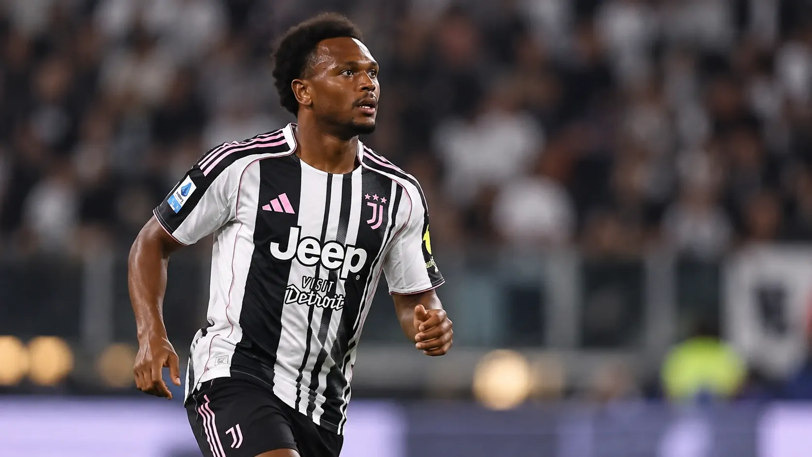 Loïs Openda in het zwart-witte shirt van Juventus tijdens een wedstrijd.