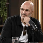 Jelle Van Damme spreekt tijdens een voetbalinterview in een rustige studioomgeving.