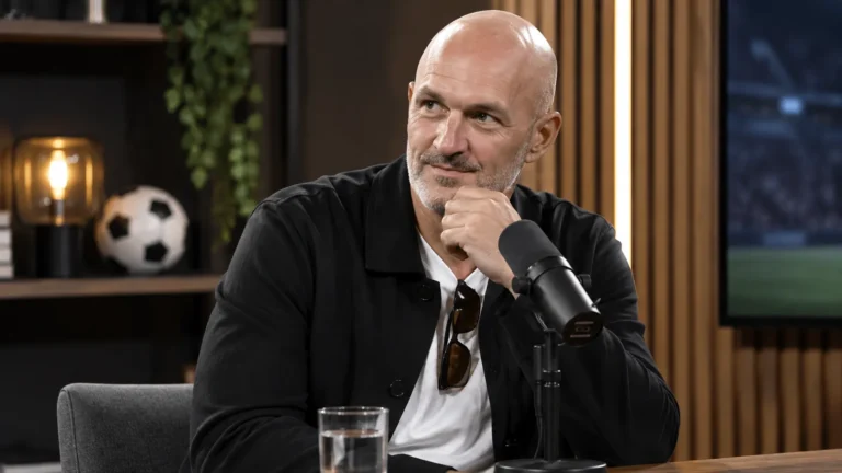 Jelle Van Damme spreekt tijdens een voetbalinterview in een rustige studioomgeving.