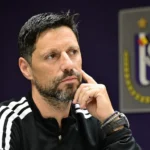 Vitor Bruno spreekt geconcentreerd in een mediaruimte van RSC Anderlecht.