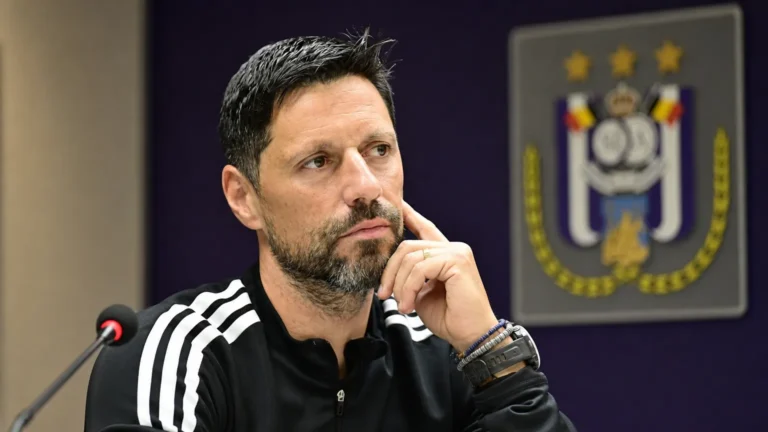 Vitor Bruno spreekt geconcentreerd in een mediaruimte van RSC Anderlecht.