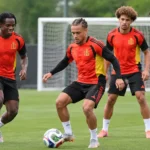 Een groep Belgische voetballers tijdens een oefening op het trainingsveld.