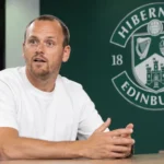 Marink Reedijk tijdens een officiële clubmediasessie als trainer van Hibernian.