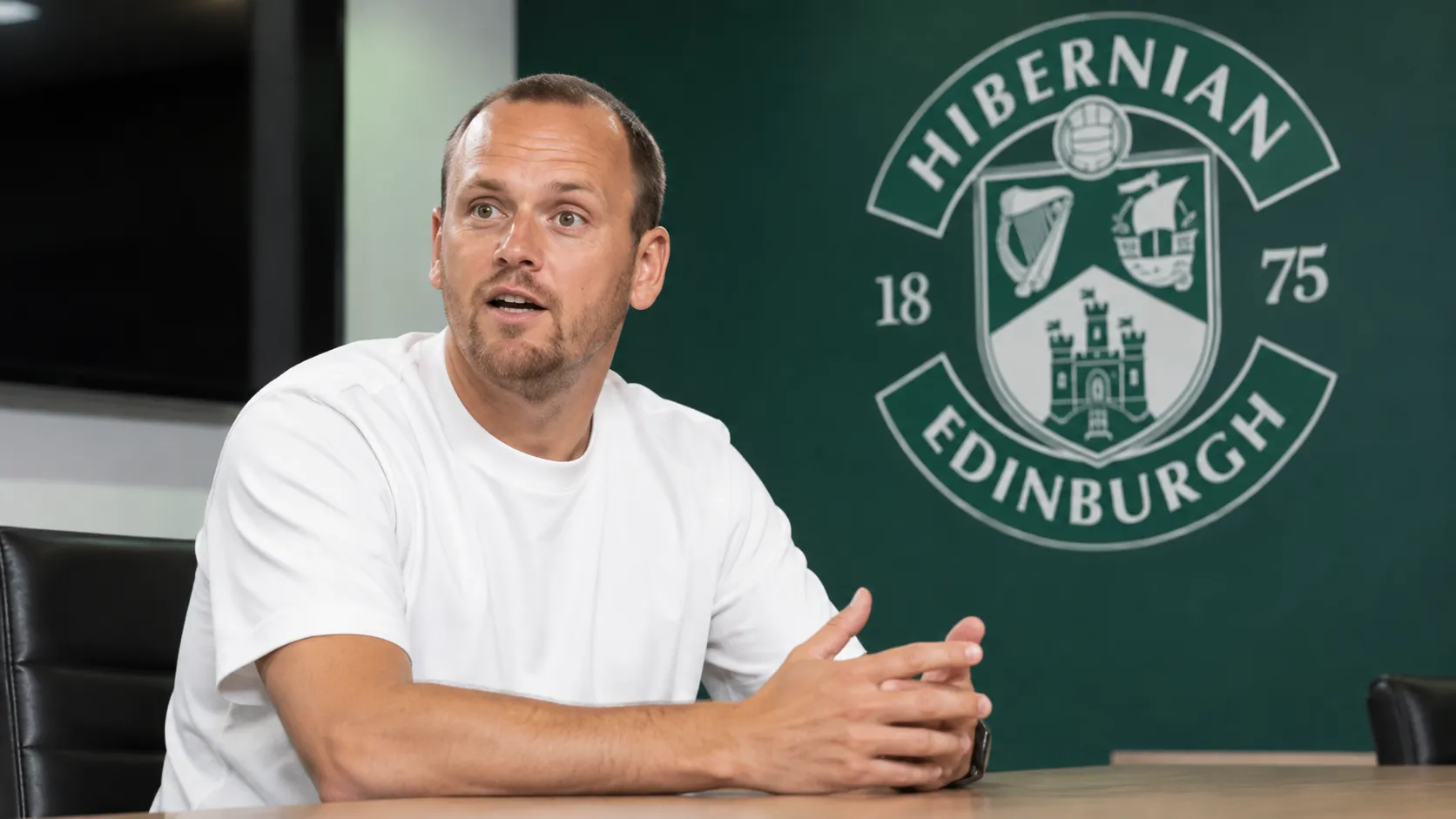 Marink Reedijk tijdens een officiële clubmediasessie als trainer van Hibernian.
