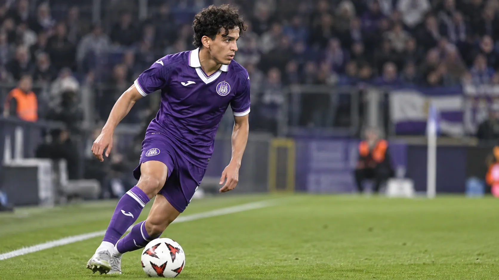 Ali Maamar in het paarse shirt van Anderlecht tijdens een Europees voetbalmoment.