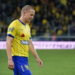 Robert-Jan Vanwesemael van STVV op het veld na een wedstrijd.