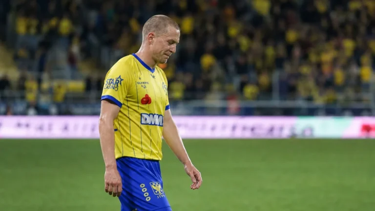 Robert-Jan Vanwesemael van STVV op het veld na een wedstrijd.