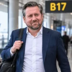 Vincent Mannaert in een luchthavenvertrekhal, onderweg naar een voetbalvlucht.