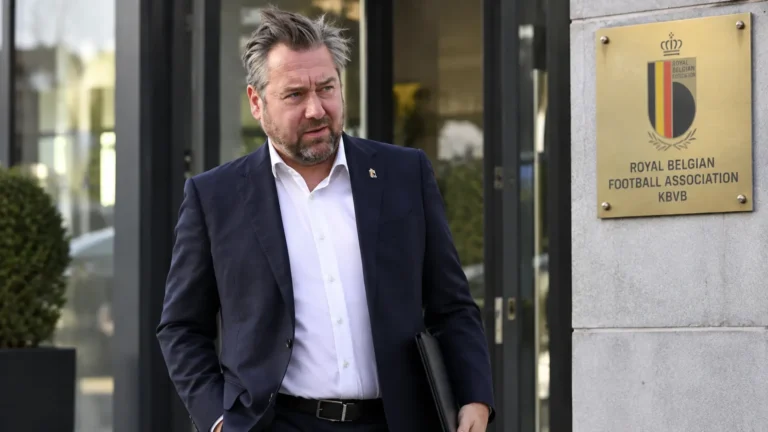 Vincent Mannaert in donker pak bij de ingang van een vergaderlocatie van de Belgische voetbalbond.