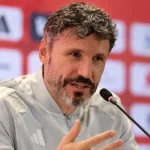 Mark van Bommel spreekt op een persconferentie voor Italië-België.