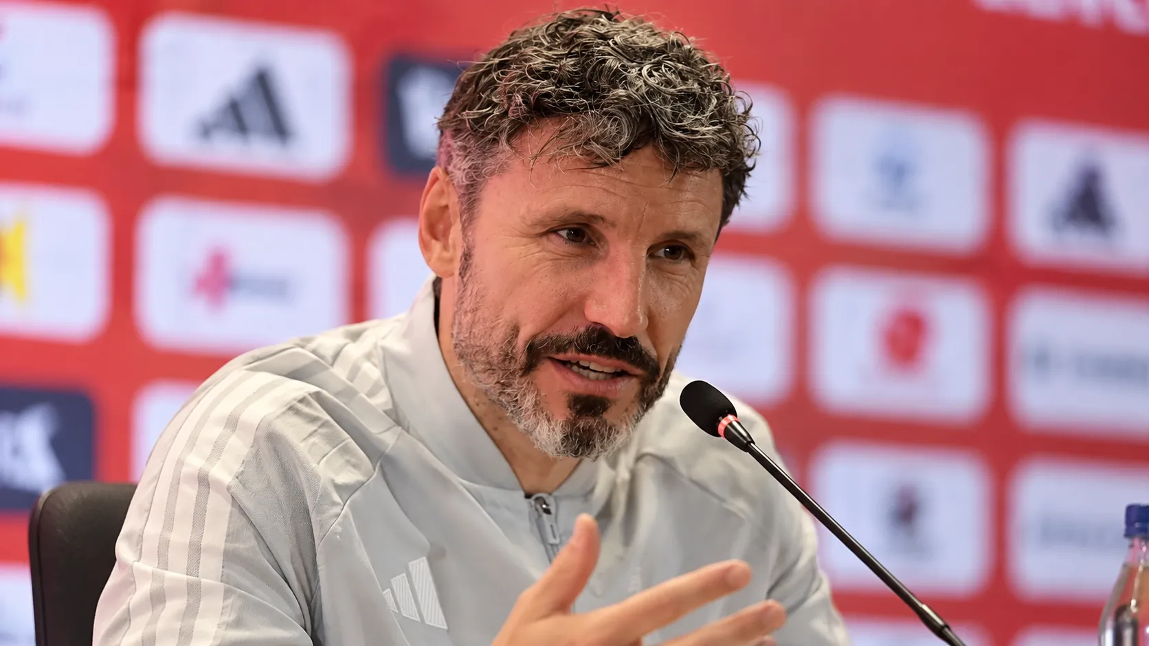 Mark van Bommel spreekt op een persconferentie voor Italië-België.