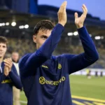 Mateo Biondic applaudisseert na afloop aan de rand van het veld.