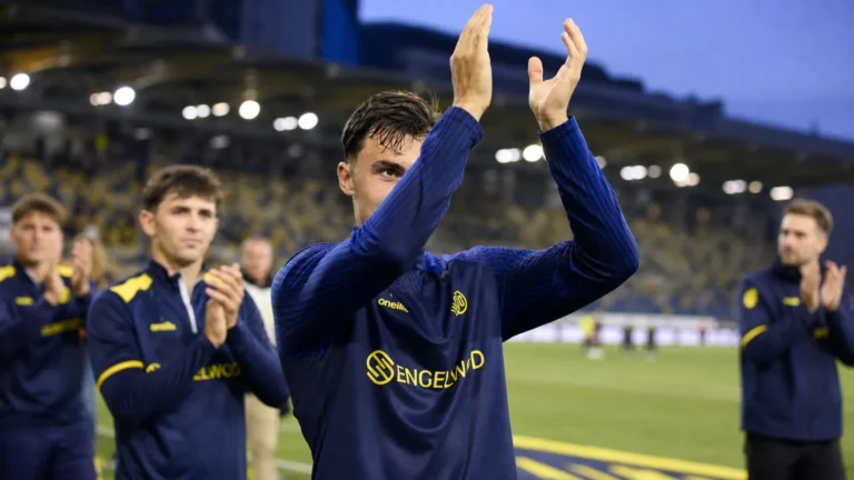 Mateo Biondic applaudisseert na afloop aan de rand van het veld.