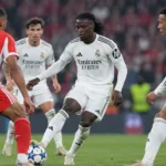 Spelers van Real Madrid in witte wedstrijdtenues tijdens een wedstrijd.