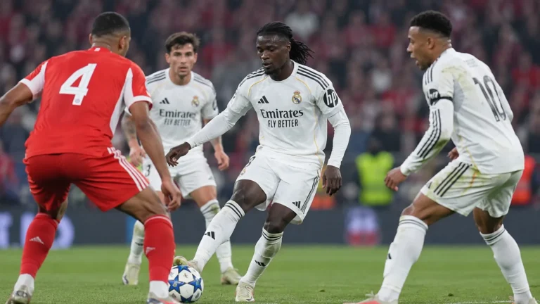 Spelers van Real Madrid in witte wedstrijdtenues tijdens een wedstrijd.