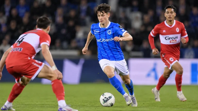 August De Wannemacker van KRC Genk in actie op het voetbalveld.