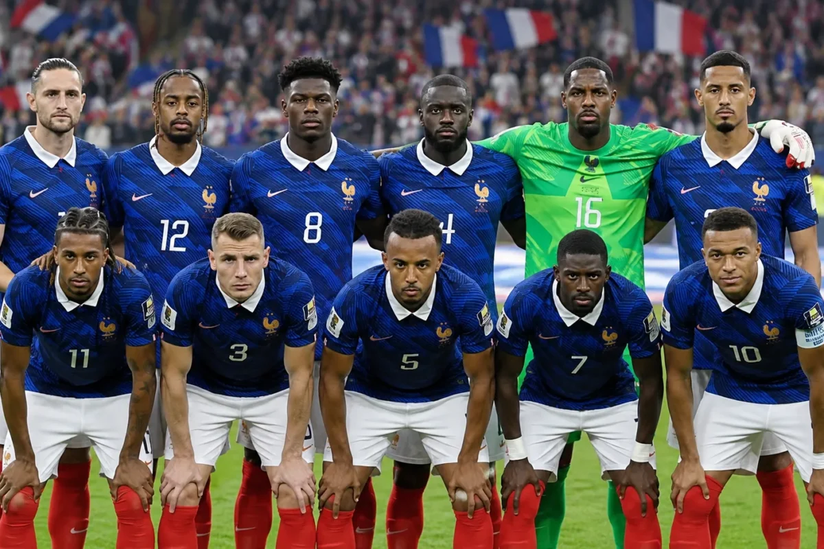 Een groep Franse internationals staat opgesteld op het veld voor een wedstrijd.