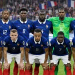 Een groep Franse internationals staat opgesteld op het veld voor een wedstrijd.