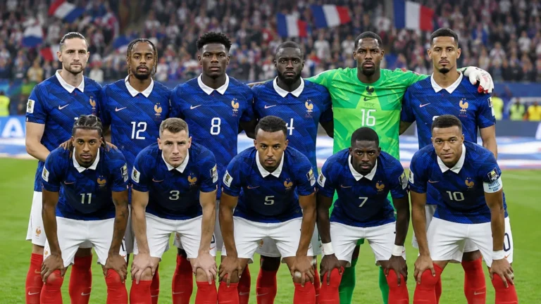 Een groep Franse internationals staat opgesteld op het veld voor een wedstrijd.