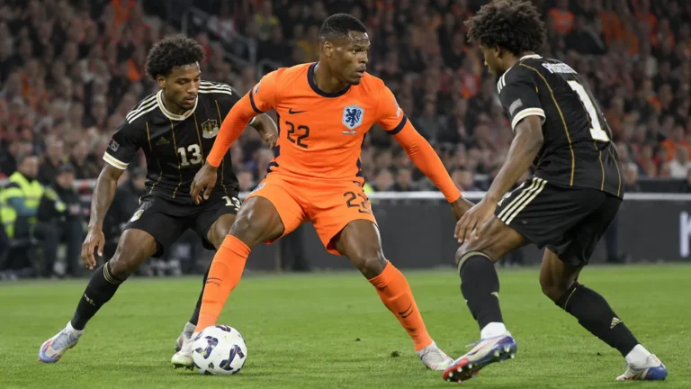 Nederlandse en Duitse spelers in actie tijdens een Nations League-wedstrijd.