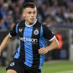 Een speler van Club Brugge warmt op aan de rand van het veld.