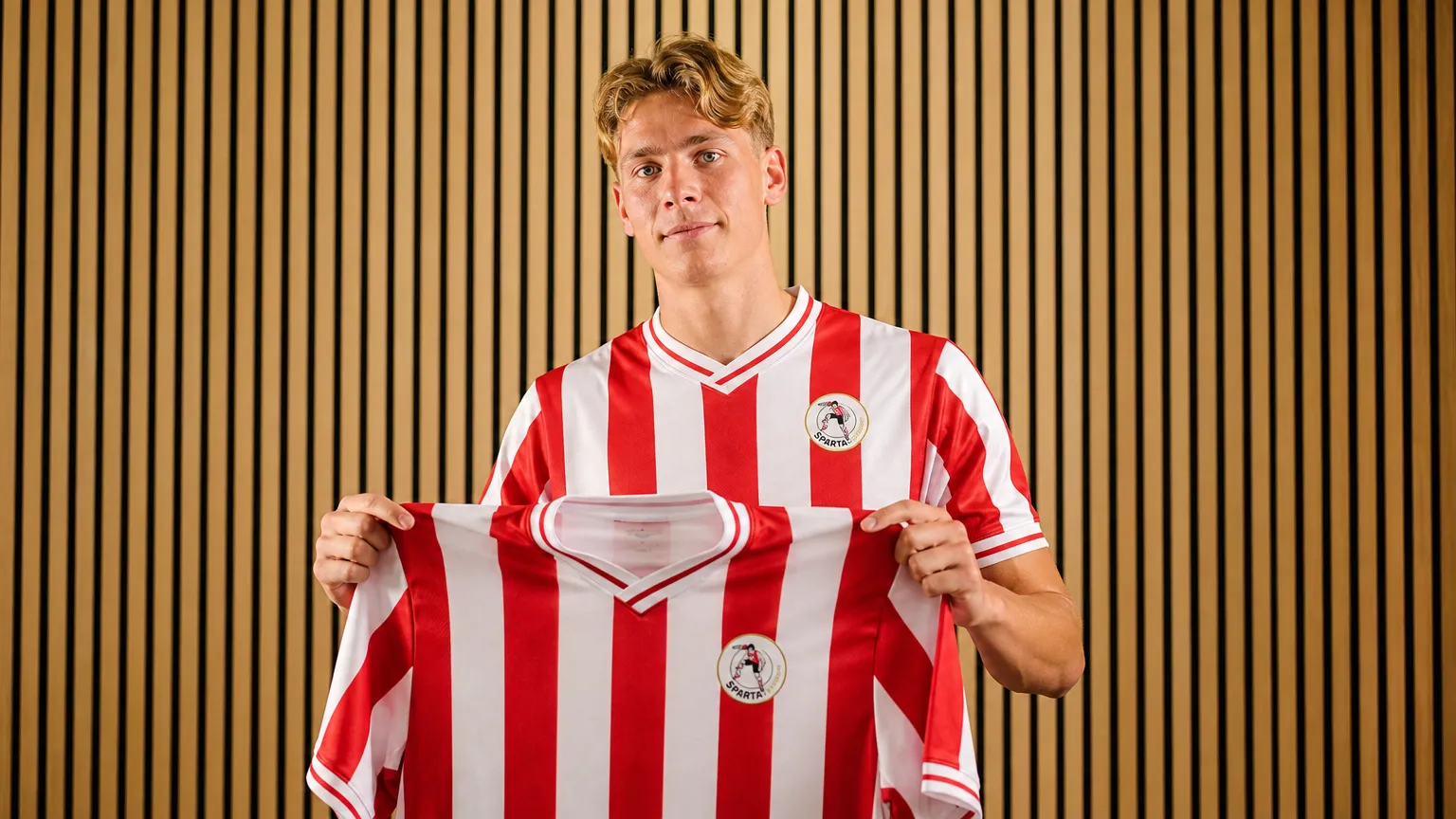Cédric Hatenboer presenteert zich in het shirt van Sparta Rotterdam.