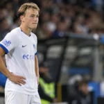 Hendrik Van Crombrugge in het witte KRC Genk-tenue langs de zijlijn.