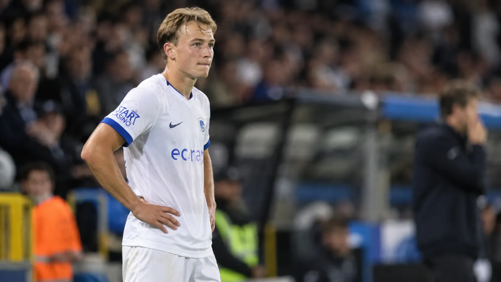 Hendrik Van Crombrugge in het witte KRC Genk-tenue langs de zijlijn.