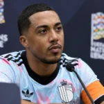 Youri Tielemans in het tenue van België tijdens een persmoment voor de Nations League.