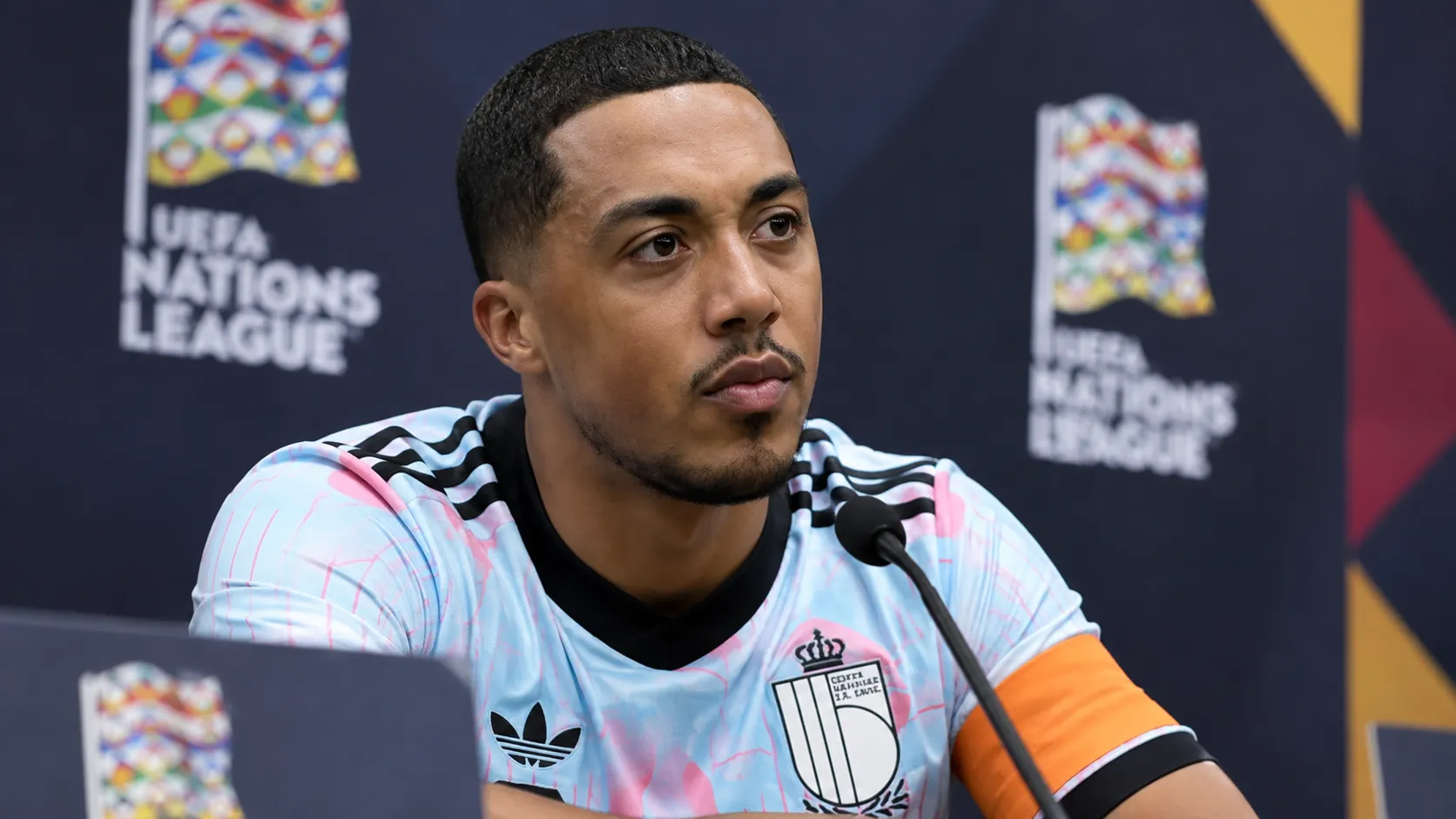 Youri Tielemans in het tenue van België tijdens een persmoment voor de Nations League.
