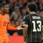 Denzel Dumfries gebaart naar twee Duitse spelers tijdens de wedstrijd.