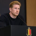 Kevin De Bruyne spreekt aan een lessenaar tijdens een persmoment van de Rode Duivels.