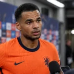 Cody Gakpo in het oranje tenue van Nederland tijdens een interview na de wedstrijd.