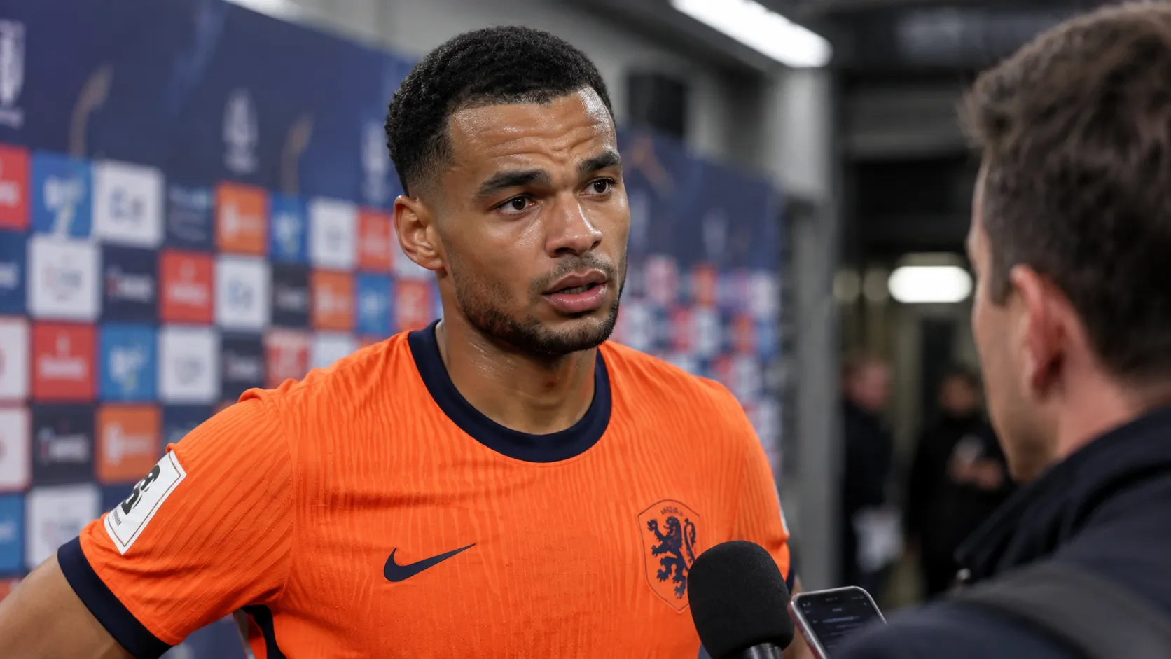 Cody Gakpo in het oranje tenue van Nederland tijdens een interview na de wedstrijd.