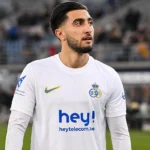 Anouar Aït El Hadj in een wit Union-shirt aan de rand van het veld in het Dudenpark.