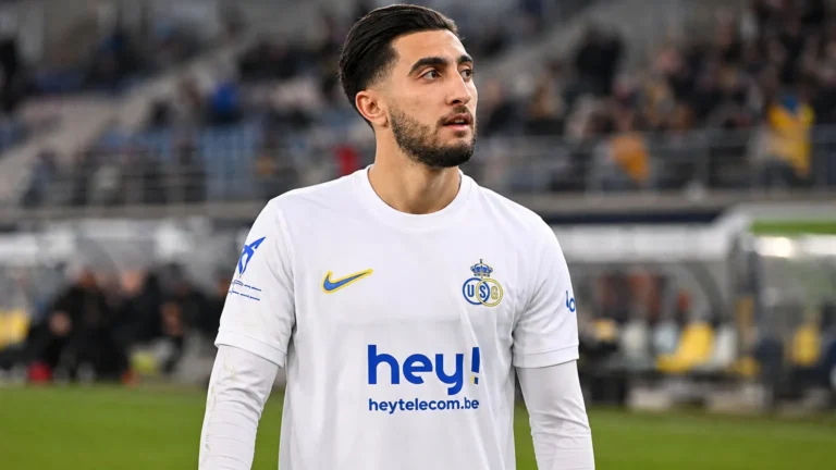 Anouar Aït El Hadj in een wit Union-shirt aan de rand van het veld in het Dudenpark.