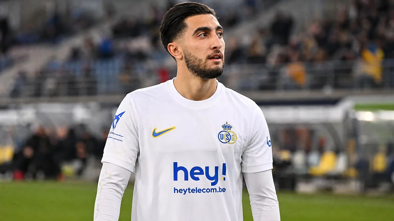 Anouar Aït El Hadj in een wit Union-shirt aan de rand van het veld in het Dudenpark.