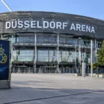 Leeg voorplein van de Düsseldorf Arena met een fysieke Union-wedstrijdverwijzing.