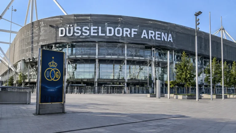Leeg voorplein van de Düsseldorf Arena met een fysieke Union-wedstrijdverwijzing.
