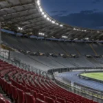 Lege zitjes in het Stadio Olimpico met een vast Italië-embleem aan de stadionwand.