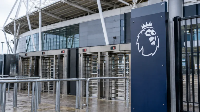 Een Premier League-embleem op een vast toegangsbord bij stadiontourniquets.