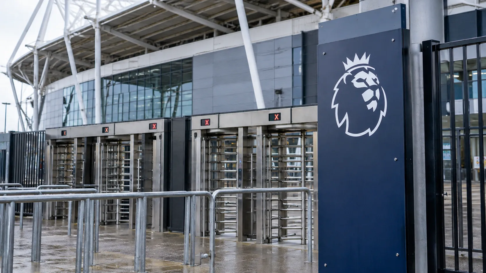 Een Premier League-embleem op een vast toegangsbord bij stadiontourniquets.