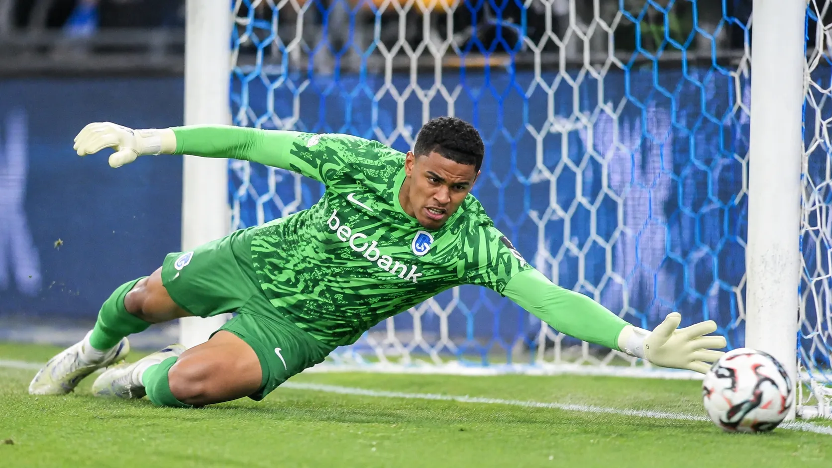 Lucca Brughmans in groen doelmanstenue tijdens een redding voor KRC Genk.