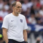 Thomas Tuchel in een wit Engeland-shirt langs de zijlijn.