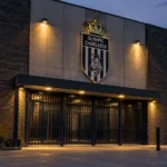 De afgesloten ingang van Olympic Charleroi met het clubembleem op de gevel.